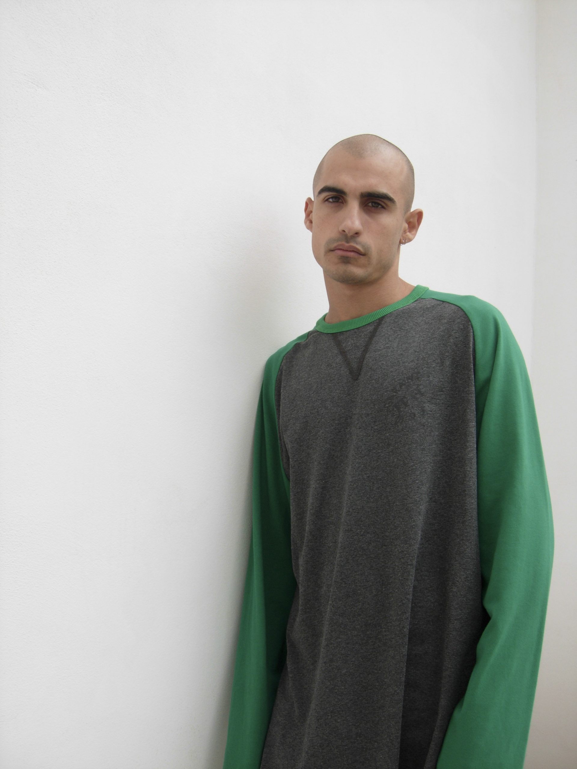 round neck elongated longsleeves dark grey green